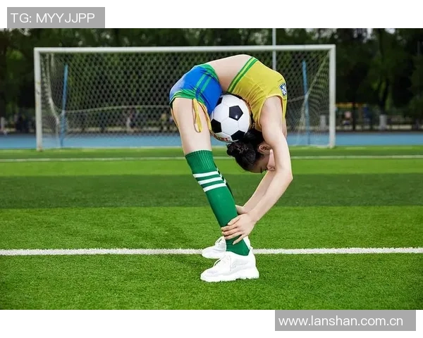 足球宝贝走红网络,助威视频破百万播放