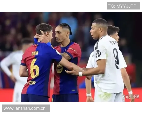 五大联赛赛场小动作引发热议 球员细节背后藏着哪些故事